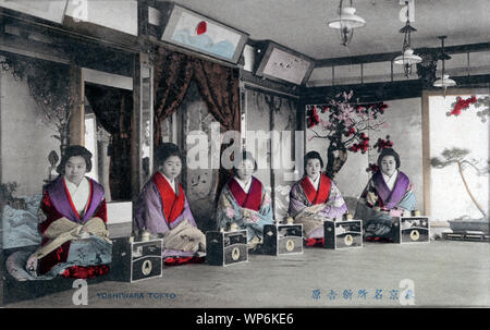 [1910s Japan - japanische Prostituierte in Tokyos Yoshiwara Red Light District] - Prostituierte in den Yukaku (Rotlichtviertel) von Yoshiwara in Tokio. 20. jahrhundert alte Ansichtskarte. Stockfoto