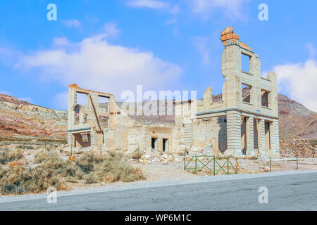 Ruinen der Koch Bank Gebäude in Rhyolith Geisterstadt in der Nähe von Death Valley National Park. Nevada. USA Stockfoto