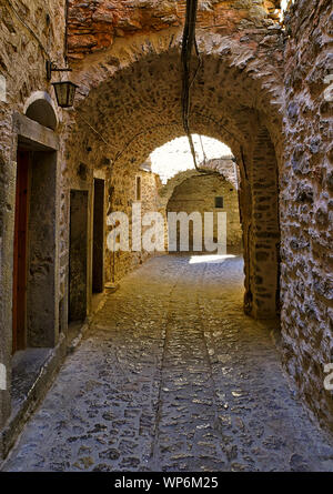 Schmale Gasse an der mittelalterlichen Burg Dorf von Mesta in Insel Chios, Griechenland. Stockfoto
