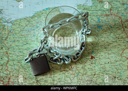 Ein Glas Wasser in einer Kette gewickelt und mit einem Vorhängeschloss. Karte von Polen als Hintergrund. Das Konzept des Problem der kleinen Trinkwasser res Stockfoto