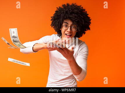 Junge reiche schwarze Kerl heraus werfen Geld Rechnungen Stockfoto