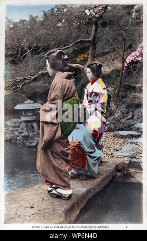 [1900s Japan - Japanische Frauen im Garten] - Ein Tag im Leben eines jungen japanischen Frau während der Meiji und Taisho Perioden im frühen 20. Jahrhundert: 9. O-KOTO-SAN IST MIT O-HANA-SAN's Garten verzaubern. 20. jahrhundert alte Ansichtskarte. Stockfoto