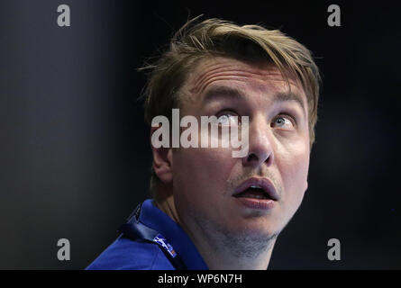 Magdeburg, Deutschland. 07 Sep, 2019. Handball: Bundesliga, SC Magdeburg - THW Kiel, 4. Spieltag. Der Coach Filip Jicha aus Kiel sucht auf die Anzeigetafel. Credit: Ronny Hartmann/dpa-Zentralbild/dpa/Alamy leben Nachrichten Stockfoto