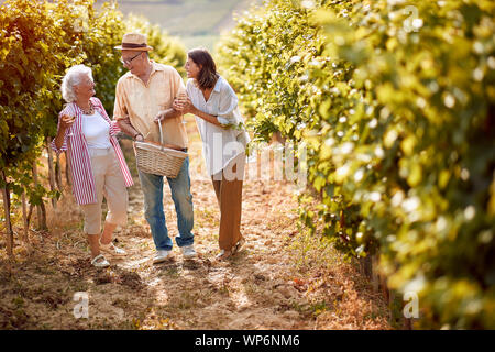 Happy Family Toasten und Wein trinken und Spaß im Freien Stockfoto
