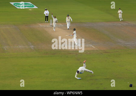 Manchester, Großbritannien. 07 Sep, 2019. Jonny Bairstow von England nimmt eine Verriegelung Matthew Wade von Australien aus dem Bowling von jofra Archer während Tag vier der 4. Specsavers Asche Test Match zu entlassen, in Old Trafford Cricket Ground, Manchester, England. Credit: ESPA/Alamy leben Nachrichten Stockfoto