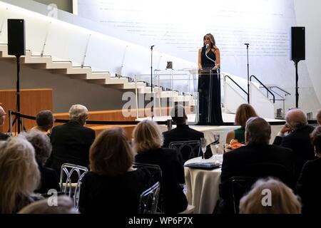 Washington, DC, USA. 05. September 2019. First Lady der USA Melania Trump liefert Erläuterungen während einer Feierstunde für die REACH-Spender an der Wand am John-F.-Kennedy Center für Darstellende Künste September 5, 2019 in Washington, D.C. Stockfoto