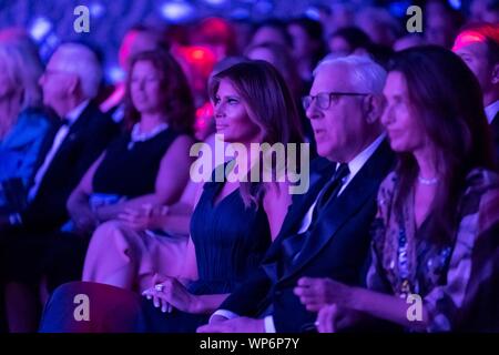 Washington, DC, USA. 05. September 2019. First Lady der USA Melania Trump applaudiert während der REACH-Leistung am John-F.-Kennedy Center für Darstellende Künste September 5, 2019 in Washington, D.C. Sitzen mit der First Lady ist David Rubenstein, rechts, Mitbegründer der Carlyle Group. Stockfoto