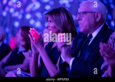 Washington, DC, USA. 05. September 2019. First Lady der USA Melania Trump applaudiert während der REACH-Leistung am John-F.-Kennedy Center für Darstellende Künste September 5, 2019 in Washington, D.C. Sitzen mit der First Lady ist David Rubenstein, Mitbegründer der Carlyle Group. Stockfoto