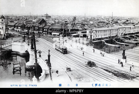 [1910s Japan - Nihonbashi Brücke in Tokio] - Eine Straßenbahn kreuzt Nihonbashi Brücke in Tokio. Die weißen Gebäude auf der rechten Seite bilden die Tokio Fischmarkt. Während der frühen Edo-zeit (1603-1868), Shogun Tokugawa Ieyasu eingeladen, Fischer von Tsukudajima in Osaka nach Edo Fisch für das Schloss zur Verfügung zu stellen. Diese Fischer begann der Markt in Nihonbashi. Nach der Nihonbashi Fischmarkt in der Kanto Erdbeben im September 1, 1923 (taisho 12) zerstört wurde, ist es in den Stadtteil Tsukiji. 20. jahrhundert alte Ansichtskarte. Stockfoto