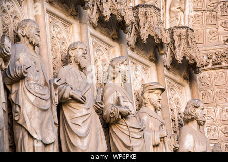 Eine Reihe von Heiligen draußen auf der Außenfassade der Kathedrale von Toledo, Toledo, Spanien. Stockfoto