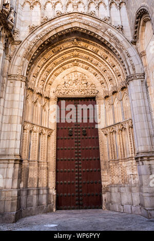 Eine Außenaufnahme einer Holztür, ein Eingang zur Kathedrale von Toledo, Toledo, Spanien. Stockfoto