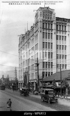 [1920s Japan - sakaisuji Einkaufsstraße in Osaka] - Takashimaya Kaufhaus Sakaisuji in Nagahoribashi, Osaka. 1829 in Kyoto gegründet von Iida Shinshichi als Händler von gebrauchten Kleidung und Baumwolltuch, eröffnete das Unternehmen seine 7-stöckiges Sakaisuji Store im Jahre 1922 (taisho 11). 1932 (Showa 7), Takashimaya zog in den ehemaligen Räumlichkeiten des Matsuya Kaufhaus in Nipponbashi, wo es noch heute befindet. 20. jahrhundert alte Ansichtskarte. Stockfoto