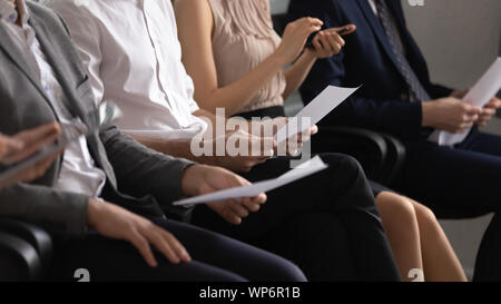 Nahaufnahme der verschiedenen Bewerber warten auf Job Interview im Büro. Stockfoto