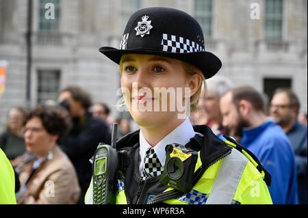 Polizistin, Anti und Pro Brexit Proteste, Whitehall, London. Großbritannien Stockfoto