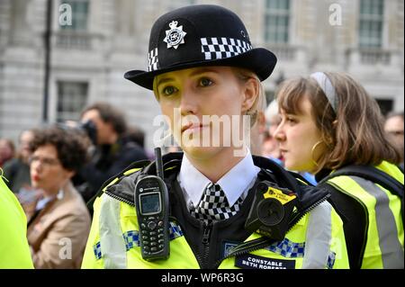 Polizistin, Anti und Pro Brexit Proteste, Whitehall, London. Großbritannien Stockfoto