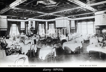 [1910s Japan - wertvorstellung Esszimmer in Japan] - Der Speisesaal des Tor Hotel in Kobe, Hyogo Präfektur. Die Tor Hotel liegt am nördlichen Ende der Kobe Tor Road entfernt, jetzt die Lage der Kobe Club. Das Hotel wurde im Jahre 1908 (Meiji 41) gebaut, da der beliebten Oriental Hotel in der Nähe des Hafens überfüllt jedes Mal Fahrgastschiffe angekommen war. 20. jahrhundert alte Ansichtskarte. Stockfoto