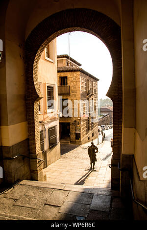 Eine große Tür im Stil des Moors, die den hauptplatz von den verschiedenen Geschäften und Restaurants auf der anderen Seite trennt. Stockfoto