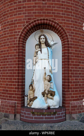 Statue der Maria auf der Außenseite der Roten Kirche in Minsk. Stockfoto