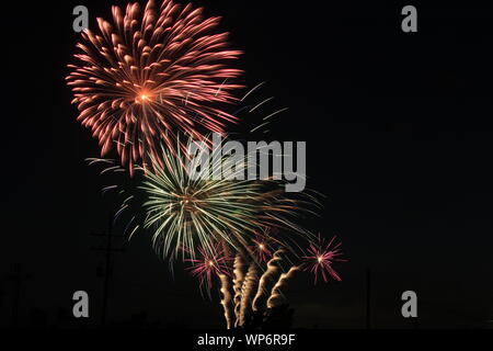 Feuerwerk in den Himmel bei Nacht Stockfoto