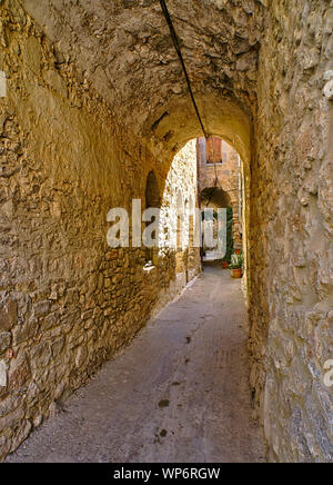 Schmale Gasse an der mittelalterlichen Burg Dorf von Mesta in Insel Chios, Griechenland. Stockfoto