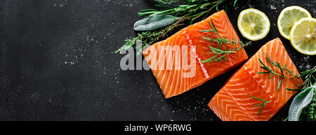 Lachs. Frischen, rohen Lachs Fisch Filet mit Zutaten zum Kochen, Kräuter und Zitrone auf schwarzen Hintergrund, Ansicht von oben, Banner Stockfoto