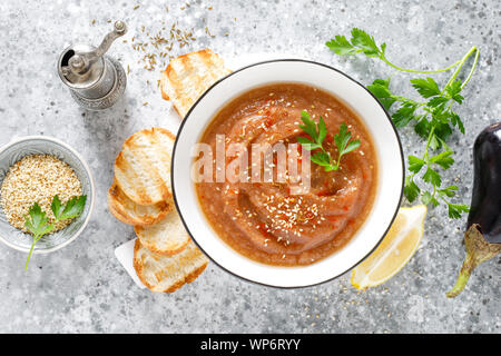 Aubergine Hummus mit Zutaten zum Kochen. Traditionelle vegan Arabische aubergine Vorspeise. Baba Ghanoush Stockfoto