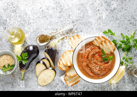 Aubergine Hummus mit Zutaten zum Kochen. Traditionelle vegan Arabische aubergine Vorspeise. Baba Ghanoush Stockfoto