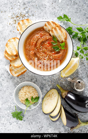 Aubergine Hummus mit Zutaten zum Kochen. Traditionelle vegan Arabische aubergine Vorspeise. Baba Ghanoush Stockfoto