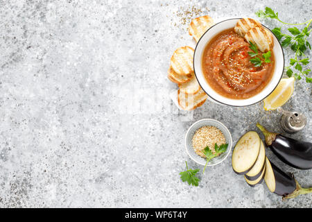 Aubergine Hummus mit Zutaten zum Kochen. Traditionelle vegan Arabische aubergine Vorspeise. Baba Ghanoush Stockfoto