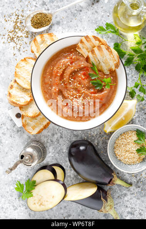 Aubergine Hummus mit Zutaten zum Kochen. Traditionelle vegan Arabische aubergine Vorspeise. Baba Ghanoush Stockfoto