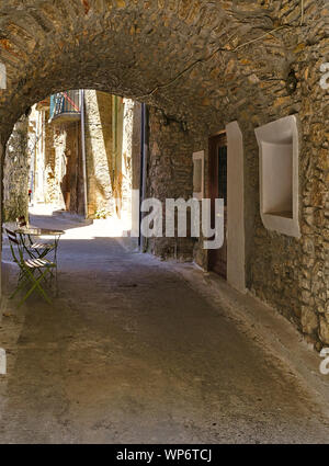 Mittelalterliche enge Gasse im Dorf von Mesta in Insel Chios, Griechenland. Stockfoto