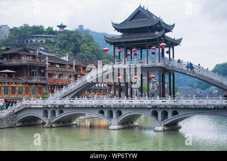 Fenghuang, China. September 13, 2015. Eine chinesische zwei Story Bridge und Gebäuden umgeben, beide Seiten der Tuo Jiang River in Fenghuang Ancie Stockfoto