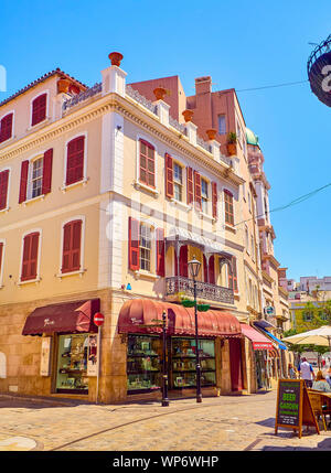 Gibraltar, UK - 29. Juni 2019. Ein typisches Gebäude von Gibraltar Innenstadt. Blick von der Hauptstraße. Gibraltar. Britisches Überseegebiet. UK. Stockfoto