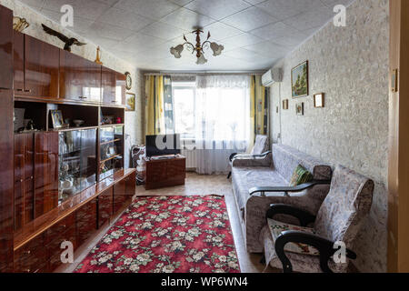 Wolgograd, Russland - August 30, 2019: in einem Wohnzimmer mit alten Möbeln in der Wohnung in der Rentner leben Stockfoto