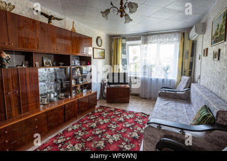 Wolgograd, Russland - August 30, 2019: in einem Wohnzimmer mit alten Möbeln in der Wohnung Stockfoto