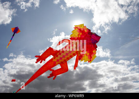 Lytham St Annes on Sea, Lancashire. UK Wetter. 7. September 2019. Die neu festgelegten Lytham Kite Festival erhält unterwegs auf den unberührten Stränden von The Fylde coast. Das Display Teams waren konfrontiert mit Licht onshore Wind zu Beginn des Spektakels ist der Tag, als Tausende von Menschen werden voraussichtlich im Herbst Veranstaltung zu besuchen. Kredit; Quelle: MediaWorldImages/Alamy leben Nachrichten Stockfoto