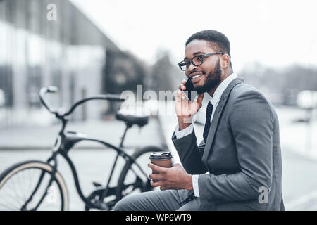 Immer in Kontakt. Afro Geschäftsmann am Telefon sprechen Stockfoto