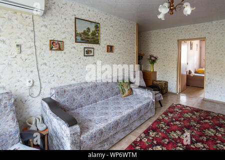 Wolgograd, Russland - 30. August 2019: Innenraum aus einem Wohnzimmer mit einem überholten Innenraum eines multi-zimmer apartment Stockfoto