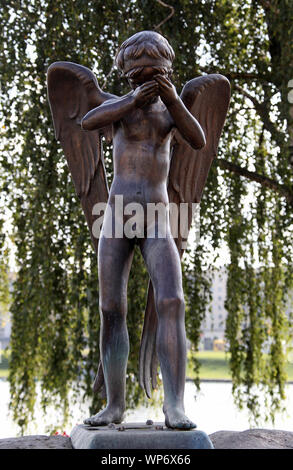 Weinen Engel Statue auf der Insel der Tränen in Minsk. Stockfoto