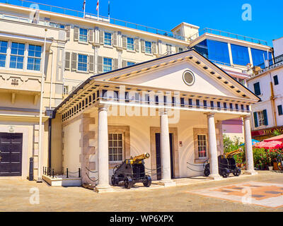 Kloster, umgangssprachlich in Gibraltar als Nummer 6, dem Hauptsitz von Ihrer Majestät Regierung von Gibraltar, Großbritannien bekannt. Stockfoto