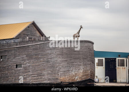 KRIMPEN AAN DE IJSSEL, Niederlande - September 3, 2018: Blick auf die Arche Noah Replik entlang des Flusses in der Niederlande gesehen. Stockfoto