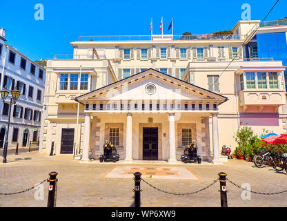 Kloster, umgangssprachlich in Gibraltar als Nummer 6, dem Hauptsitz von Ihrer Majestät Regierung von Gibraltar, Großbritannien bekannt. Stockfoto