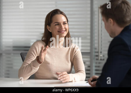 Interessierte hr männliche Manager holding Job Interview mit weiblichen Kandidaten. Stockfoto