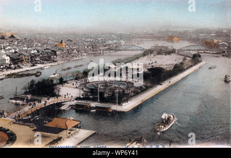 [1920s Japan - TITEL] - im Jahr 1891 eröffnet (Meiji 24), Nakanoshima Parks war Osaka den ersten öffentlichen Park. Es wurde auf Nakanoshima Island gebaut, ein kleines Stück Land, dass die alten Yodo Fluss in den Dojima River und dem Tosabori Fluss teilt. Während der Edo Periode (1603-1868), der diese beiden Flüsse wurden mit Kurayashiki, Lager und Residenzen der Samurai, die Waren aus ihren Domains in Osaka verkauft gesäumt. 20. jahrhundert alte Ansichtskarte. Stockfoto