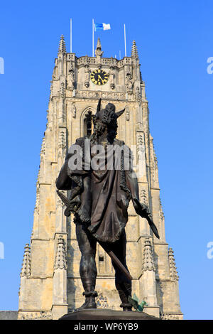 Statue von Ambiorix (Prinz der Eburones) und aus dem 13. Jahrhundert im gotischen Basilika Unserer Lieben Frau am Marktplatz in Tongeren, Belgien Stockfoto