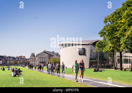 AMSTERDAM, Niederlande - 2 September, 2018: Blick auf Van Gogh Museum von draußen mit Menschen gesehen. Stockfoto