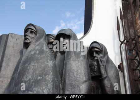 Detail der Gedenkstätte Kapelle auf der Insel der Tränen in Minsk. Stockfoto