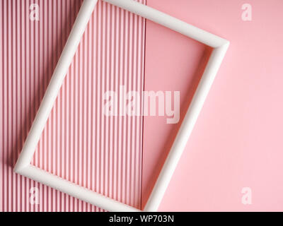 Abstract Pink farbiges Papier Textur Minimalismus Hintergrund. Minimale geometrische Formen und Linien Zusammensetzung mit leeren Bilderrahmen Stockfoto