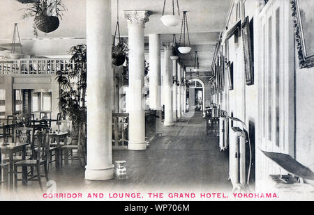 [1920s Japan - wertvorstellung Hotel Lounge in Yokohama] - Die Lounge des Grand Hotel in Yokohama, Kanagawa Präfektur, kurz bevor es zerstört durch die Kanto Erdbeben im September 1, 1923 (taisho 12). Das Hotel wurde am 16. August eröffnet, 1873 (Meiji 6) und wurde bald die Höhe der westlichen Kultur und Eleganz in Japan betrachtet. 20. jahrhundert alte Ansichtskarte. Stockfoto