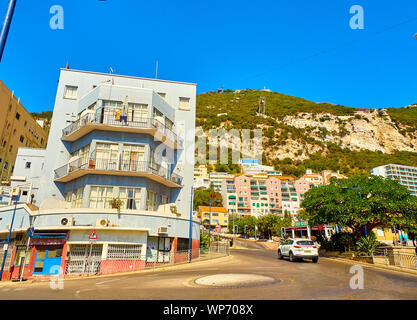 Eine typische Straße von Gibraltar an den Felsen von Gibraltar im Hintergrund. Blick von Rosia Road. Gibraltar, Großbritannien. Stockfoto